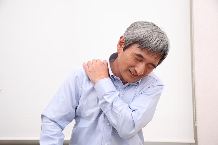 首の痛み・肩の痛み・腕の痛みの原因/病院の治療とカイロプラクティックの治療