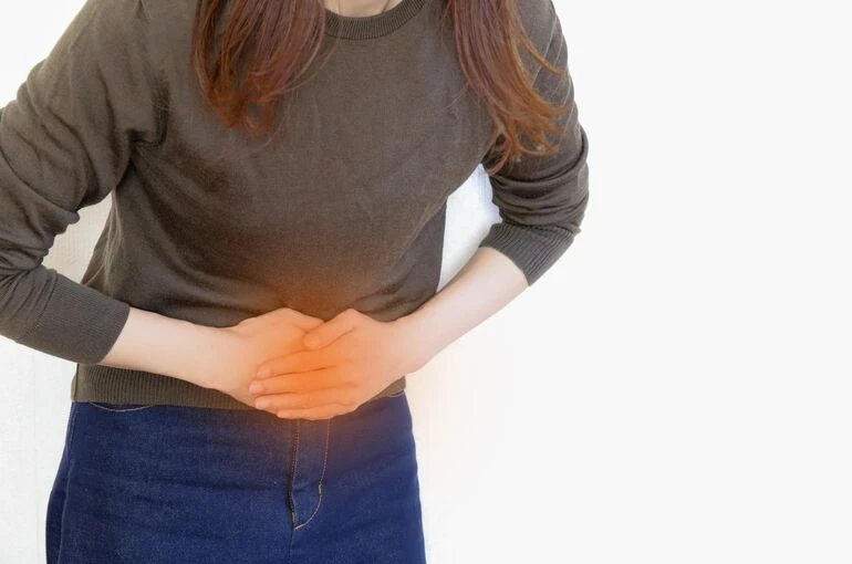 胃痛女性